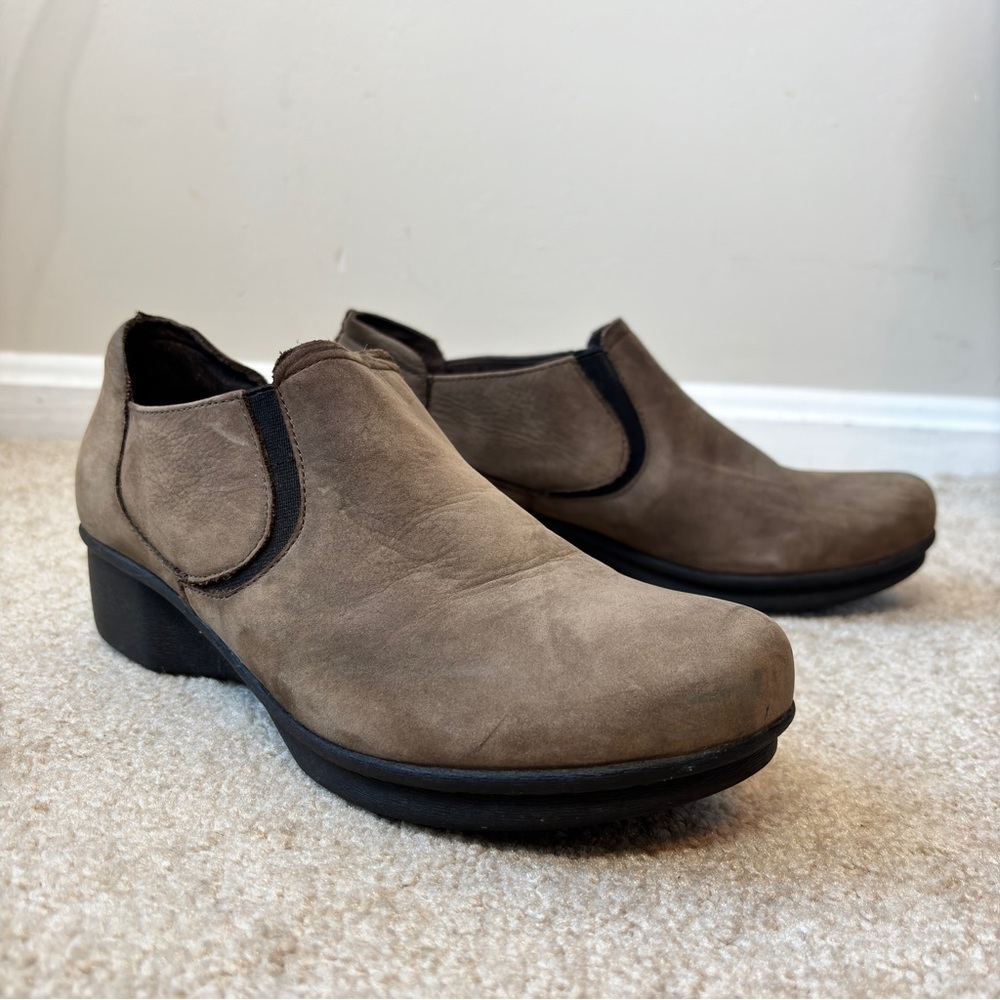 Dansko Lynn‎ Casual Slip on Shoes Khaki Taupe Nubuck Leather Size 39 - Picture 2 of 12